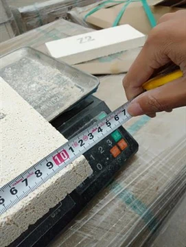 루마니아 고객이 58톤 JM26 절연 내화 벽돌을 주문했습니다.